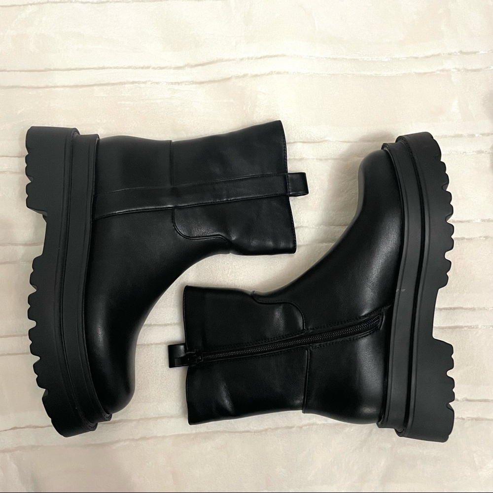 Chelsea Boots / Combat Boots